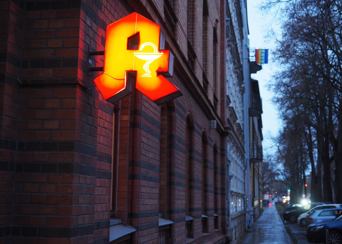 Damit bei den Apotheken nicht die letzten Lichter ausgehen, warnt die ABDA in einem Protestbrief vor der Erhöhung des Kassenabschlags. / Foto: picture alliance/dpa/dpa-Zentralbild