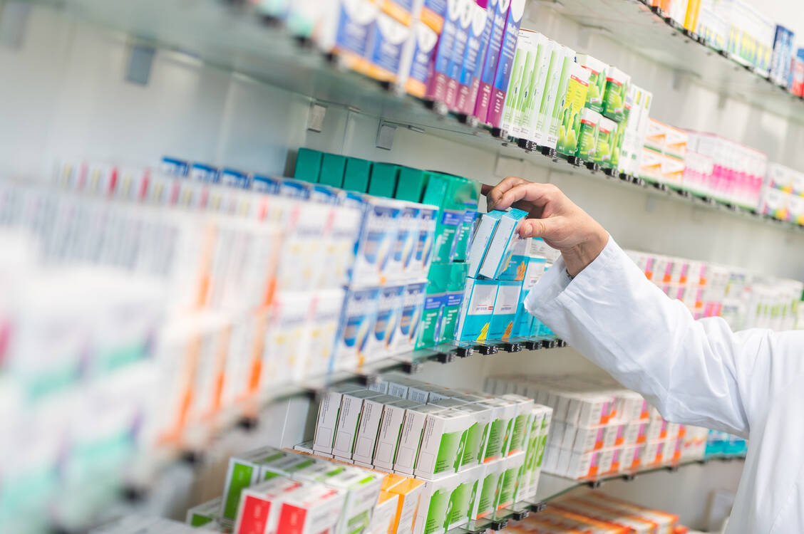 Die neue Verordnung legt unter anderem einen neuen Wortlaut für die Warnhinweise auf der Arzneimittelverpackung fest. / Foto: Fotolia/Benjamin Nolte