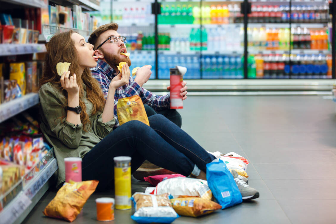 Zwei Schokoriegel zum Preis von einem oder die Jumbotüte Chips : Es sind oft gerade Lebensmittel mit einem hohen Gehalt an Fett, Zucker oder Salz, die im Supermarkt im Angebot sind. / Foto: Adobe Stock/Drobot Dean