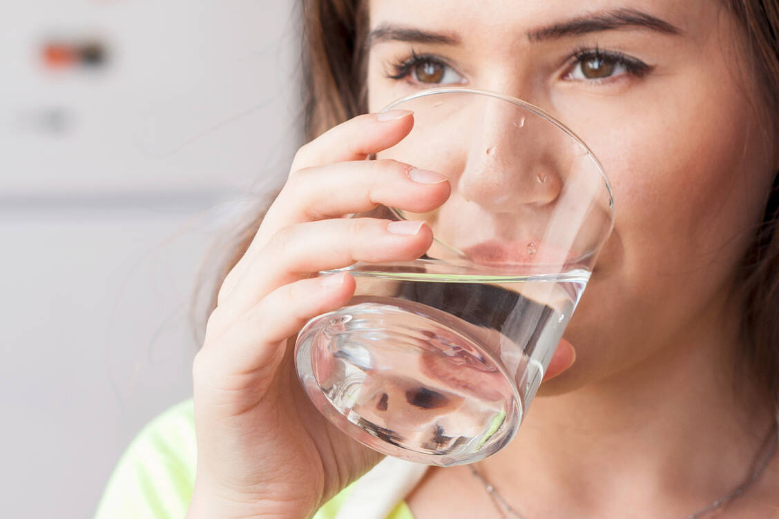 Genug Wasser zu trinken, ist an heißen Tagen aktive Kollaps­prävention. / Foto: Adobe Stock/izzetugutmen