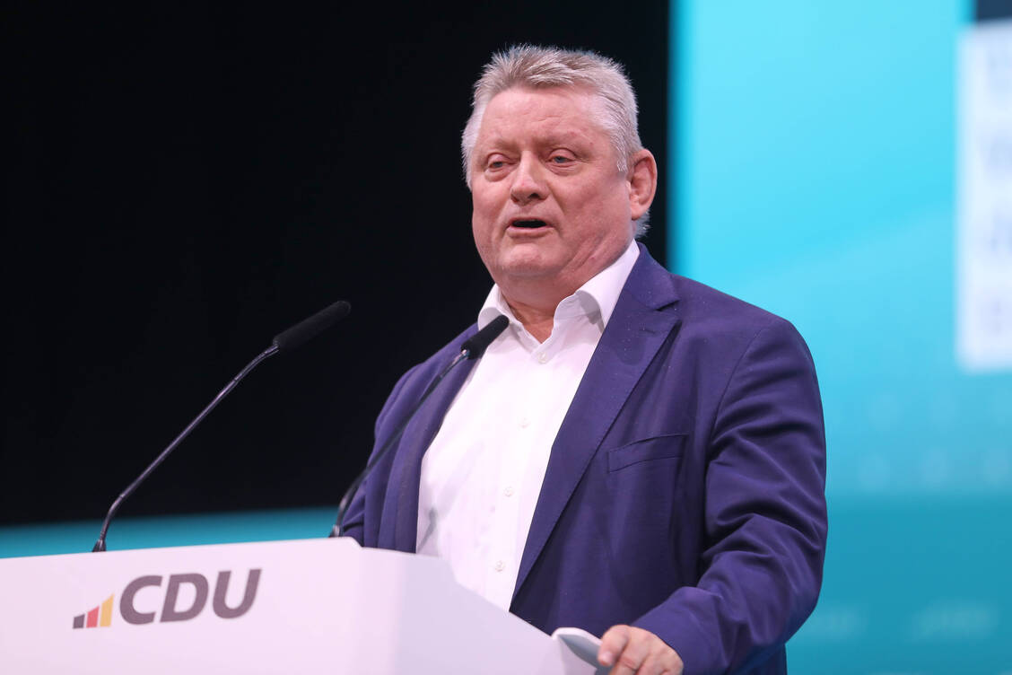Hermann Gröhe war einst unter der damaligen Kanzlerin Angela Merkel (CDU) selbst Gesundheitsminister. Er macht sich Gedanken zur Finanzierung der Gesundheitsversorgung.  / © IMAGO/dts Nachrichtenagentur