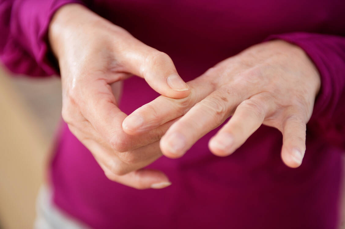 Eine Chemotherapie schädigt nicht nur die Krebszellen, sondern mitunter auch Nervenzellen der Patienten. Eine periphere Neuropathie äußert sich durch Missempfindungen über Schmerzen bis zu Taubheit in den Extremitäten. / © Getty Images/Pascal Broze