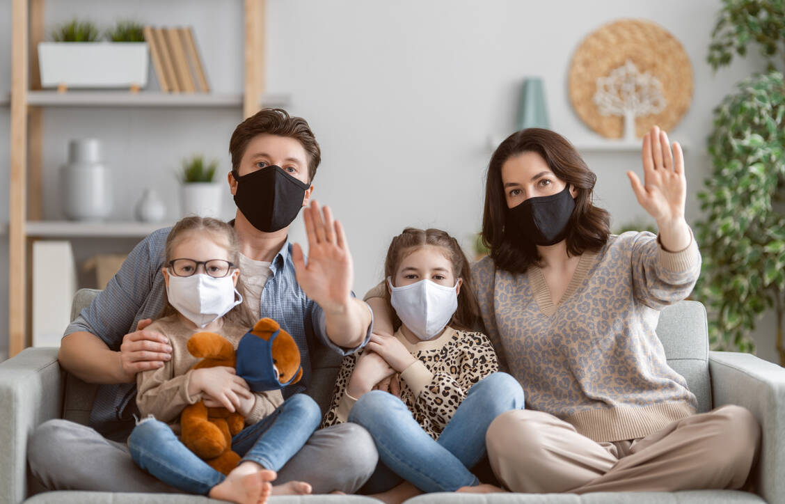 Der Teddy braucht keine Maske zu tragen, bei allen anderen kann es ratsam sein, um eine innerfamiliäre Übertragung von SARS-CoV-2 zu verhindern. / Foto: Adobe Stock/Konstantin Yuganov