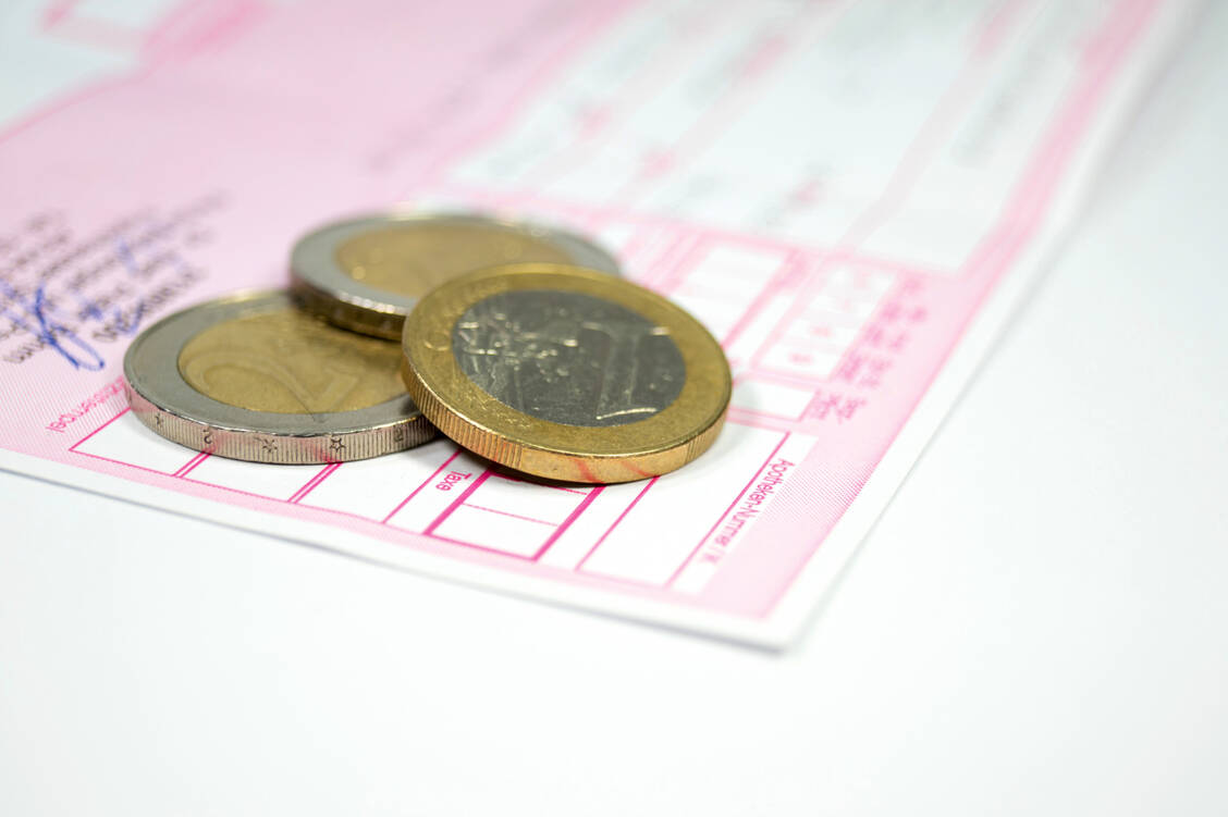 Laut AOK Rheinland/Hamburg soll es im Fall AvP bald Geld für die Apotheken geben, auch ohne die Einreichung der September-Rezepte. / Foto: iStock/Stadtratte