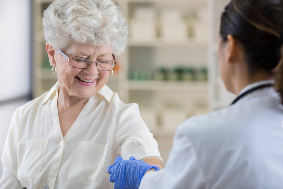 In anderen Ländern wie den USA impfen Apotheker bereits seit vielen Jahre auch Risikogruppen gegen Grippe und andere Infektionskrankheiten. / Foto: Getty Images/SDI Productions