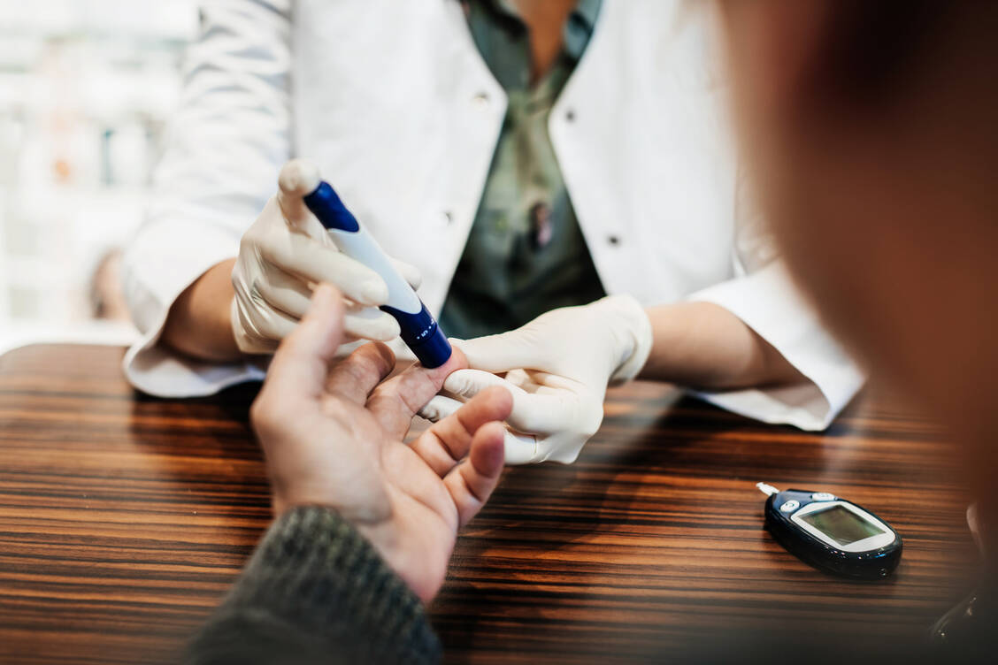 Regelmäßige Beratung mit Messungen bestimmter Werte sollen in Zukunft helfen, Risikofaktoren für chronische Erkrankungen wie Diabetes frühzeitig zu erkennen. / © Getty Images/Tom Werner