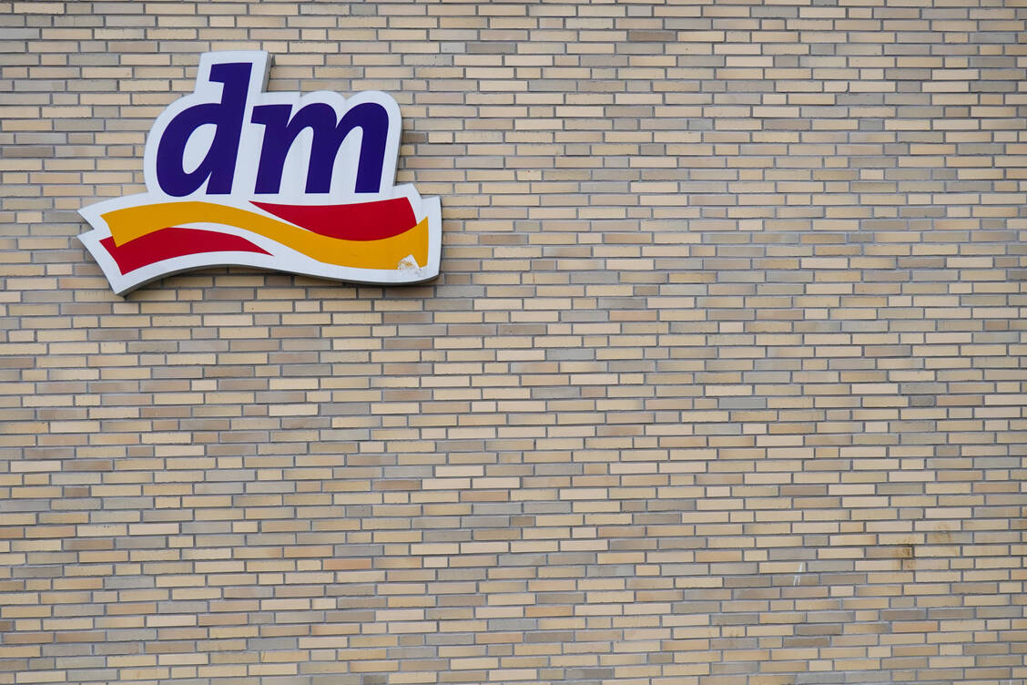 Mit dem Start der Versandapotheke dm-med will das Unternehmen seine Gesundheitsstrategie weiter ausbauen. / © Imago/NurPhoto