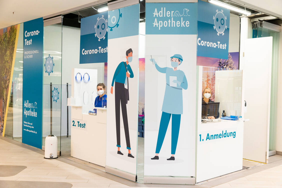 In leer stehenden Ladenräumlichkeiten testet das Apothekenpersonal der Adler-Apotheke in Hamburg auf das Coronavirus. Jetzt möchte sich Apothekeninhaberin Heike Gnekow mit anderen Hamburger Apotheken zusammenschließen. / Foto: Adler-Apotheke Hamburg/Timon Suhk