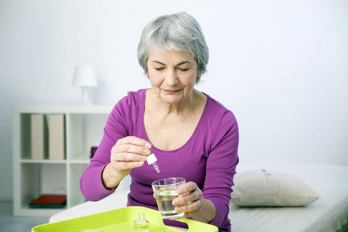 Viele Patienten nehmen Mittel der komplementären oder alternativen Medizin ein, weil sie diese als harmlos und gut verträglich betrachten. / Foto: Adobe Stock/RFBSIP