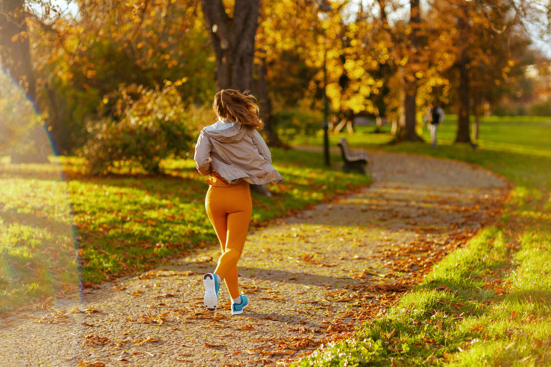 Bewegung und Sport im Freien sind gut für Muskeln und Knochen – auch im Herbst und Winter ––. / © Getty Images/CentralITAlliance