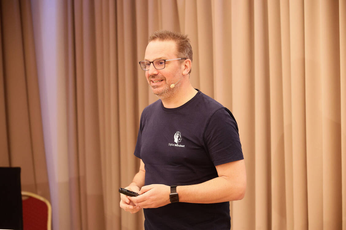 »Digitalisierung und KI sind laut Referent Christian Bredlow eine Geisteshaltung. »Spielkinder sind da sehr willkommen«, hob er hervor. / Foto: PZ/Alois Mueller
