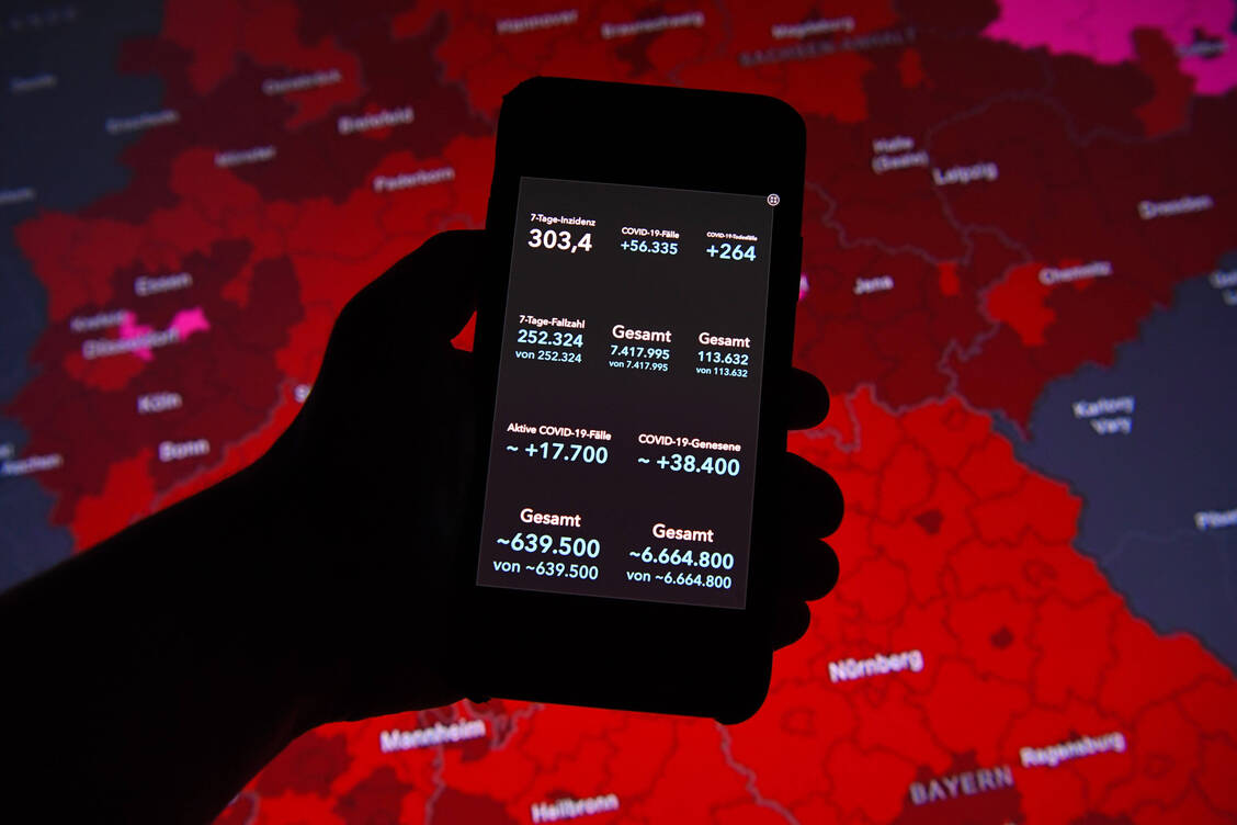 Am Freitag lag die 7-Tage-Inzidenz in Deutschland bei 303,4. Laut DIVI-Tagesreport befinden sich 3378 Covid-19-Patienten intensivmedizinischer Behandlung, davon 60 Prozent invasiv beatmet. / Foto: imago images/Revierfoto