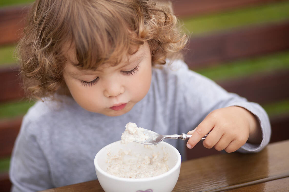 Soll eine orale Immuntherapie bei Erdnussallergie erfolgreich sein, muss sie womöglich schon vor dem Alter von vier Jahren begonnen werden. / Foto: Getty Images/Alina Demidenko