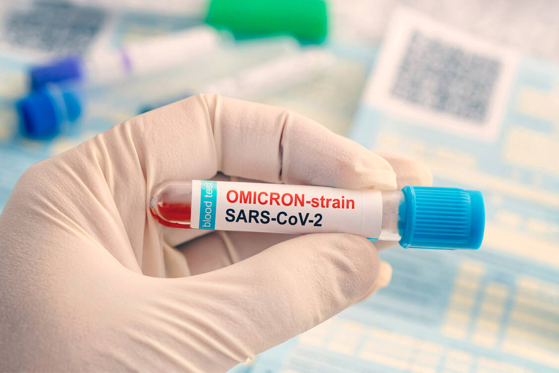 Nach einer Infektion mit der Omikron-Variante ist man gegen alle früheren SARS-CoV-2-Varianten kaum geschützt. / Foto: Getty Images/Diy13
