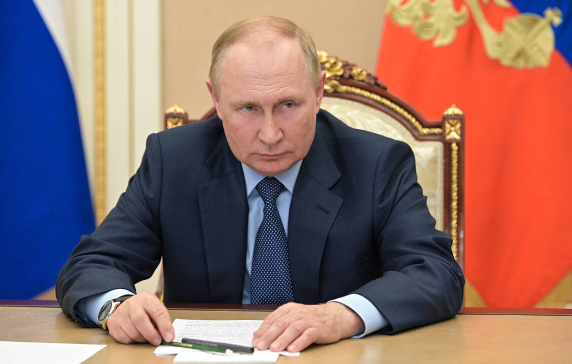 Hat dieser Mann eine körperliche oder geistige Erkrankung? Darüber spekulieren viele im Westen. Dieses Bild ist vom 3. August, als Präsident Wladimir Putin per Videokonferenz mit einem russischen Gouverneur sprach. / Foto: IMAGO/ITAR-TASS
