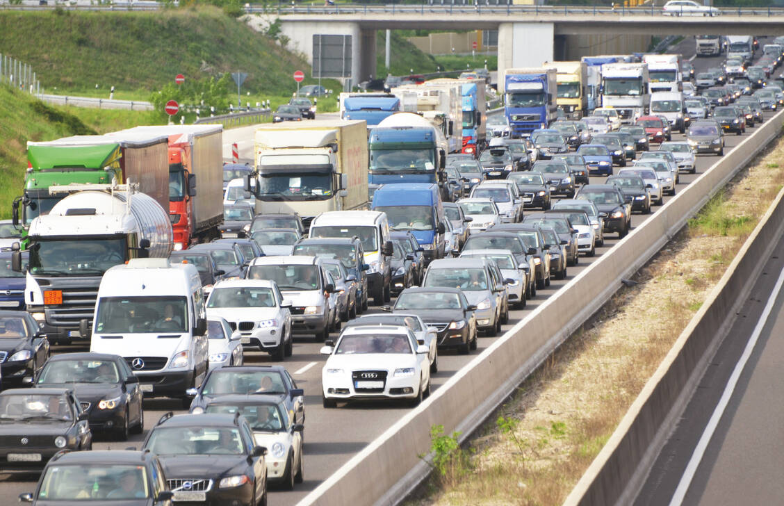 Werden Abgasnormen nicht einhalten, sollen die Autohersteller laut EU-Parlament für das Nachrüsten der Diesel-Fahrzeuge zahlen. / Foto: Fotolia/digitalstock