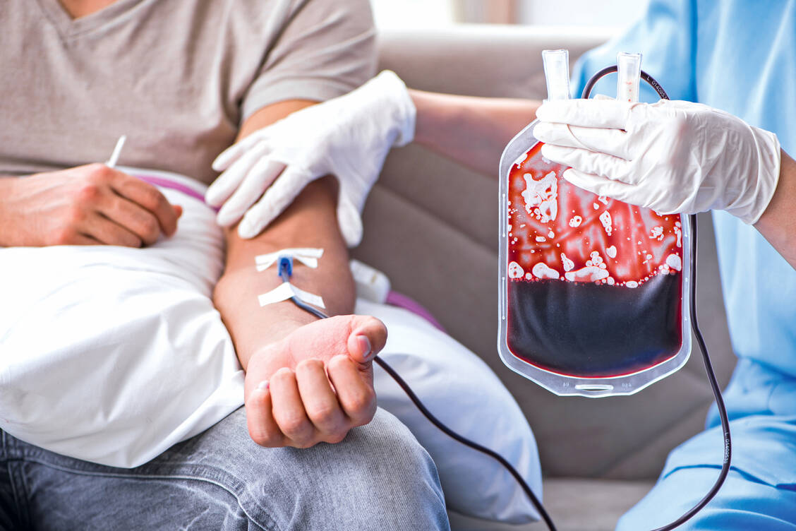 Patienten mit β-Thalassämie sind auf Bluttransfusionen angewiesen, weil sie selbst nicht genügend Hämoglobin produzieren können. / Foto: Shutterstock/Elnur