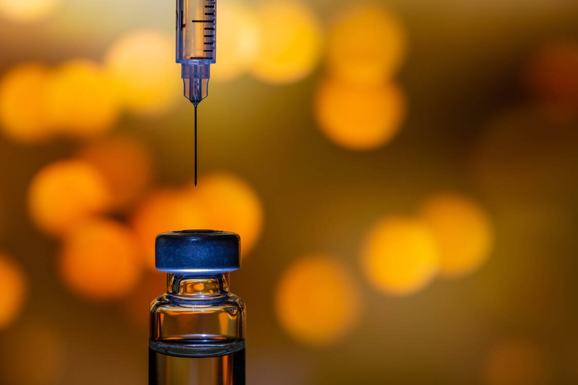 Der Impfstoff Arexvy von Glaxo-Smith-Kline gegen das Respiratotrische Synzytial-Virus hat eine Zulassungsempfehlung der EMA erhalten.  / Foto: Adobe Stock/Pichak Limprasutr