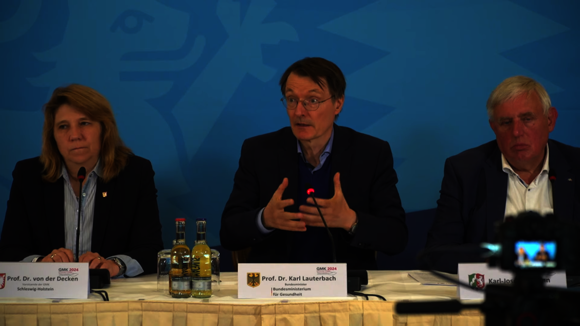 Kerstin von der Decken (Gesundheitsministerin Schleswig-Holstein), Bundesgesundheitsminister Karl Lauterbach und Karl-Josef Laumann (Gesundheitsminister Nordrhein-Westfalen) (v.l.n.r.) traten nach der Gesundheitsministerkonferenz gemeinsam vor die Presse.  / Foto: Schleswig-Holstein / Screenshot