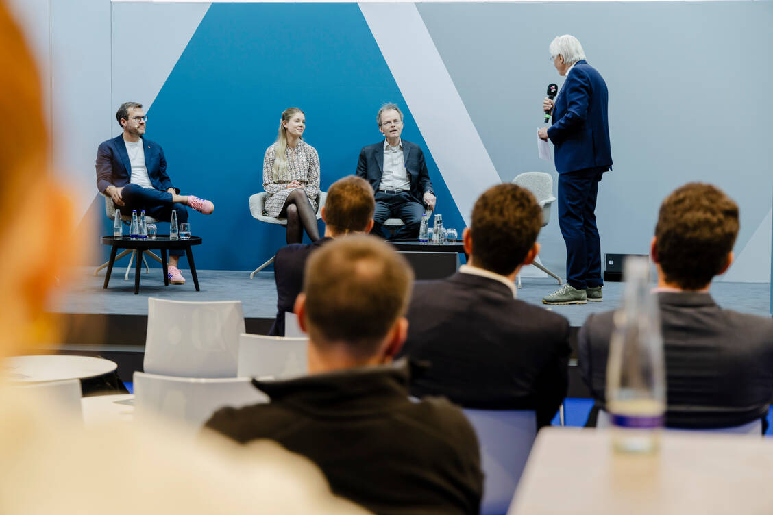 Professor Dr. Theo Dingermann (rechts) sprach auf der Expopharm mit Marc Kriesten, Laura Isigkeit und Professor Dr. Hermann Wätzig (von links) über die Möglichkeiten von KI in der Pharmazie. / © Avoxa/Expopharm