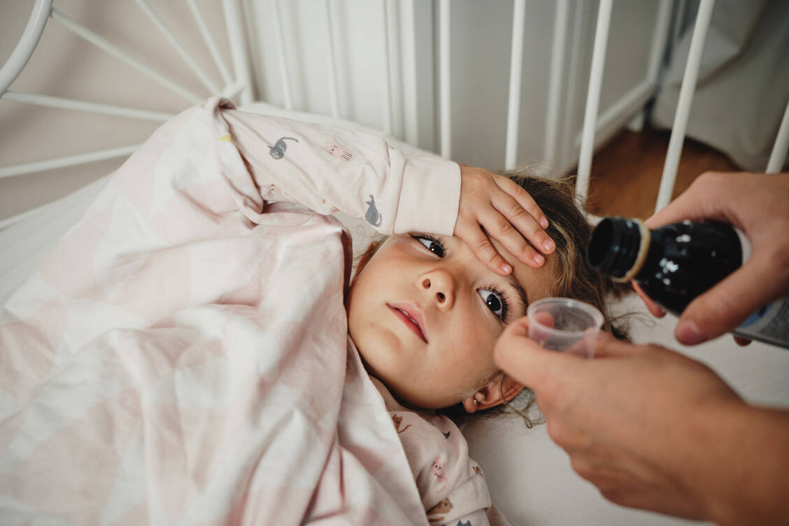 Lungenentzündungen, die nicht im Krankenhaus erworben werden und nicht schwer verlaufen, werden vorzugsweise mit Amoxicillin behandelt. / © Getty Images/SBenitez
