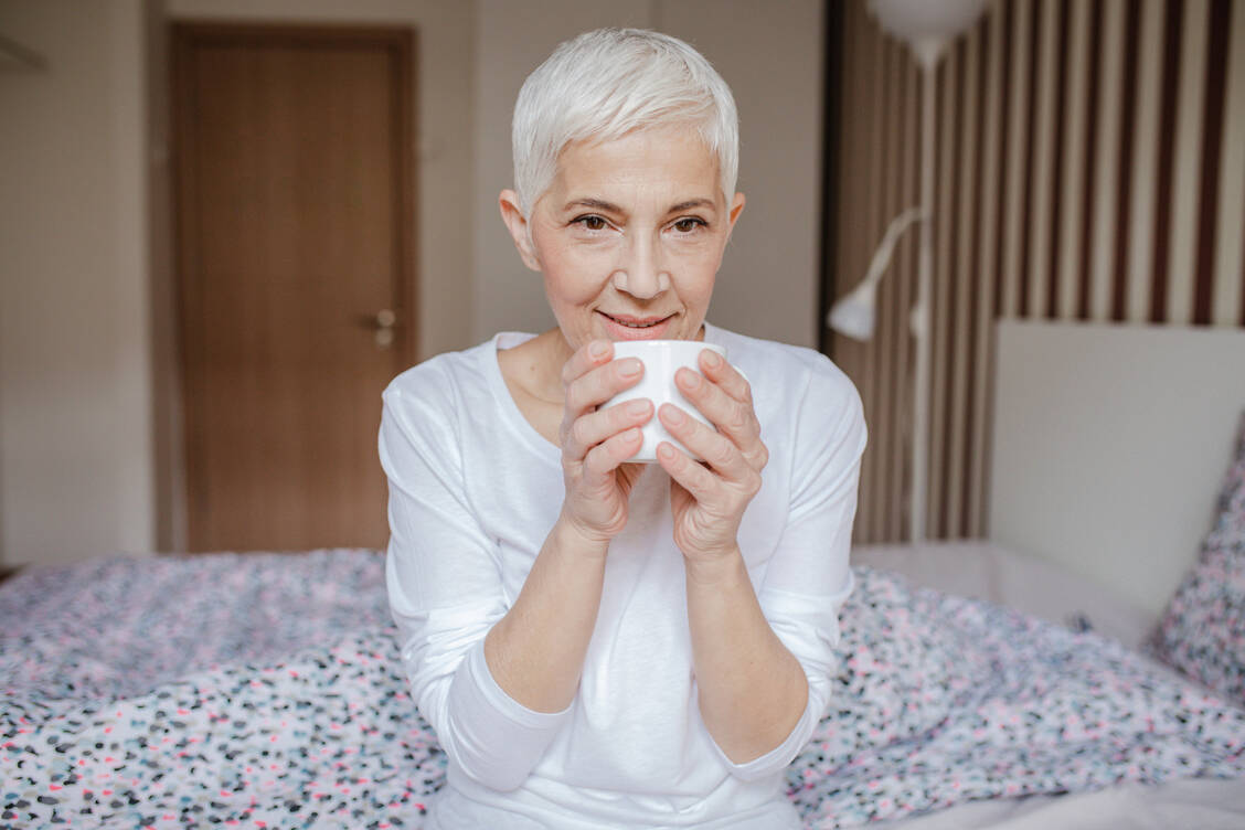 Gegen den schlafgebundenen Kopfschmerz soll eine Tasse Kaffee vor dem Schlafengehen helfen.  / © Getty Images/blackCAT