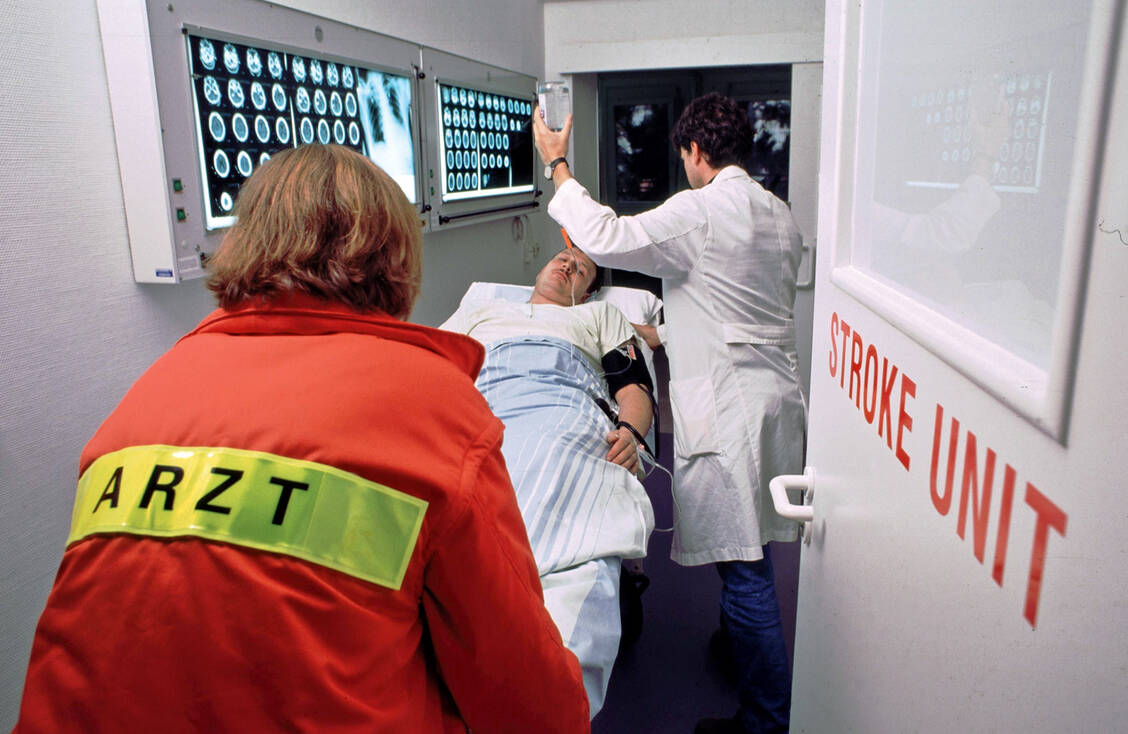 Bei einem Schlaganfall muss es schnell gehen. Um einen erneuten Hirnfarkt zu vermeiden, bekommen die Patienten für eine gewisse Zeit Medikamente, die dieThrombozytenaggregation hemmen. Foto: Imago/stock&people