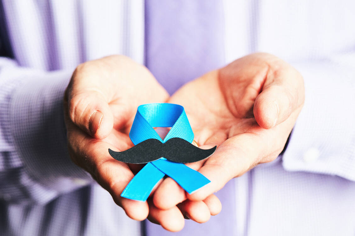 Die blaue Schleife steht für Solidarität mit und Aufmerksamkeit für Männer mit Prostatakrebs. Die Stiftung Movember ruft im November auf, einen Schnurrbart zu tragen, um auf das Thema Männergesundheit aufmerksam zu machen. / Foto: Getty Images/Catherine Lane