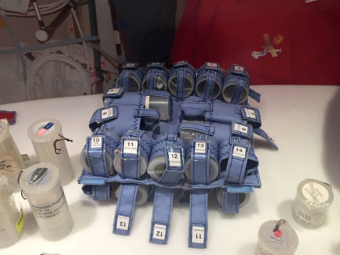 Das pharmaziehistorische Museum in Lissabon präsentiert in seiner Weltraumabteilung eine Original-Bordapotheke des Space Shuttles. Jedes Kunststoffmehrdosenbehältnis zeigt eine Abbildung der darin enthaltenen Oralia. Der Deckel ist mit einer kleinen Schnur gegen das Davonschweben nach dem Öffnen gesichert. / Foto: Christiane Staiger
