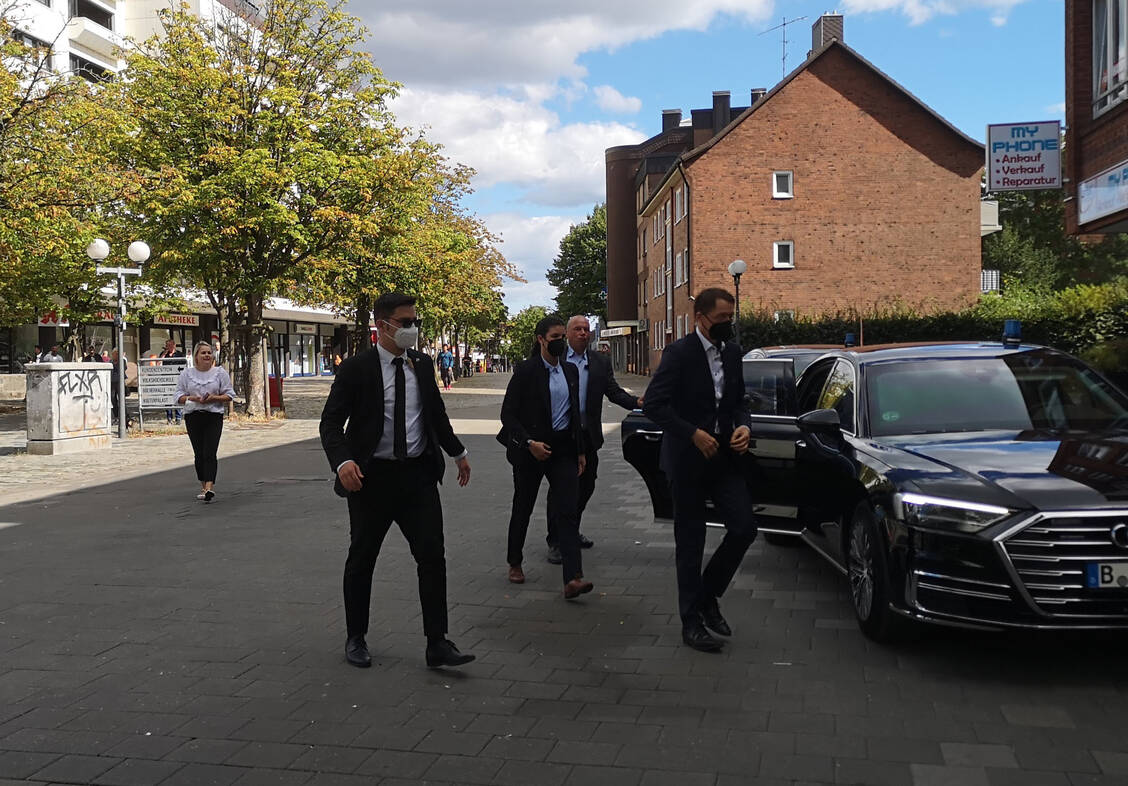Links die Kräuter-Apotheke, hinten rechts Dr. Walters Markt-Apotheke, dazwischen der Minister mit Sicherheitspersonal und Limousine auf der Möllner Landstraße in Hamburg-Billstedt. / Foto: PZ/Daniela Hüttemann