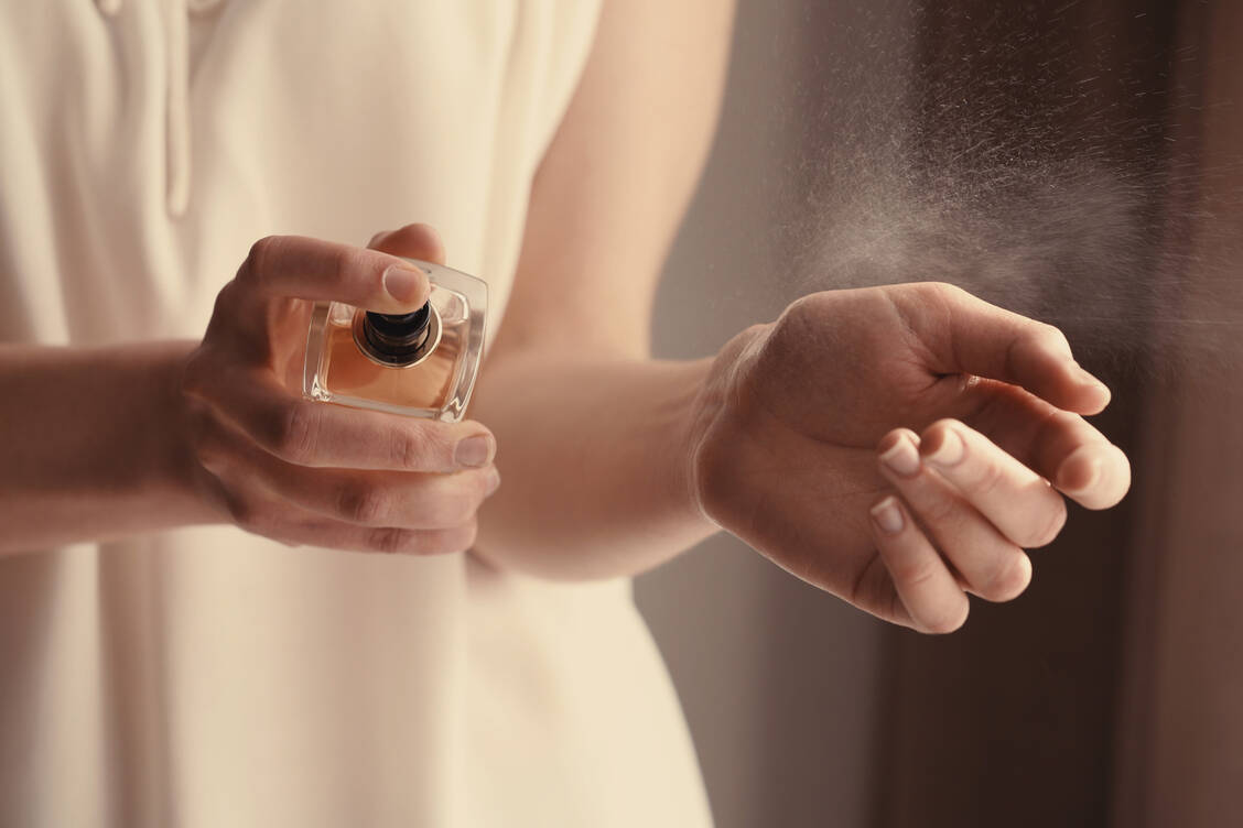 Die meisten Menschen riechen gerne gut. Duftstoffe können aber für manche Mitmenschen ein Gesundheitsproblem darstellen.  / Foto: Adobe Stock/africa-studio