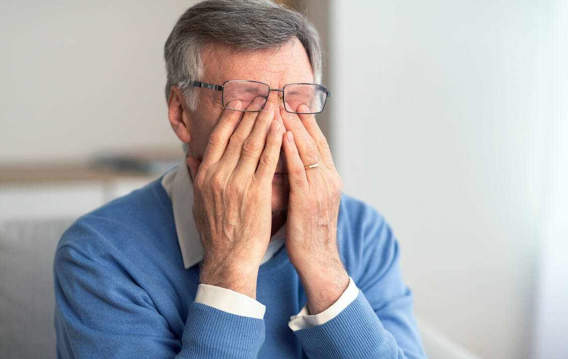Trockene Augen und Sehstörungen können unerwünschte Effekte einer anticholinergen Medikation sein. / Foto: Getty Images/Prostock-Studio