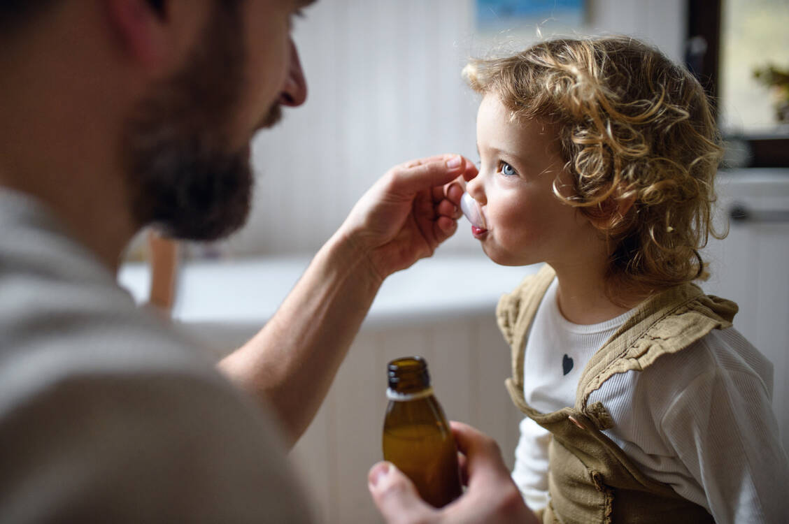 Verschiedene Kinderarzneimittel stehen auf einer »Dringlichkeitsliste«, damit im kommenden Herbst und Winter den Engpässen besser begegnet werden kann. / Foto: Adobe Stock/Halfpoint
