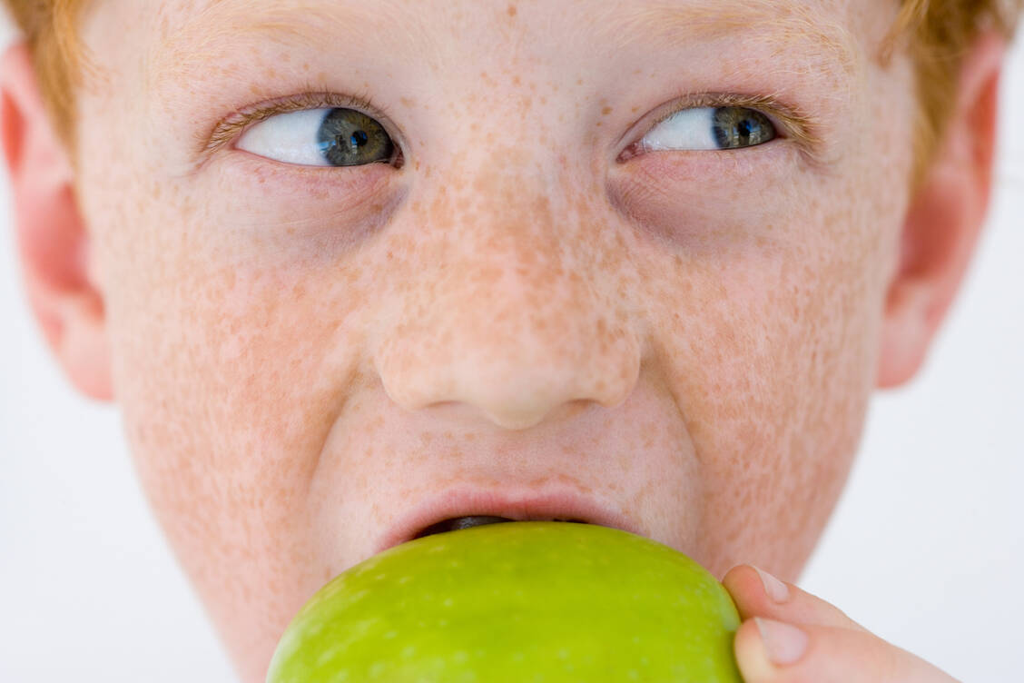 »Eine Vitamin-Pille kann keinen Apfel und auch keine ausgewogene Ernährung ersetzen«, meint die Ernährungswissenschaftlerin Anke Weißenborn vom Bundesinstitut für Risikobewertung. / Foto: Getty Images/Heide Benser