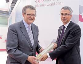 Professor Dr. Hartmut Morck (links) überreichte den Preis an Dr. Stefan Frings von Roche Pharma. <p class="fotonachweis">Foto: PZ/Müller</p>