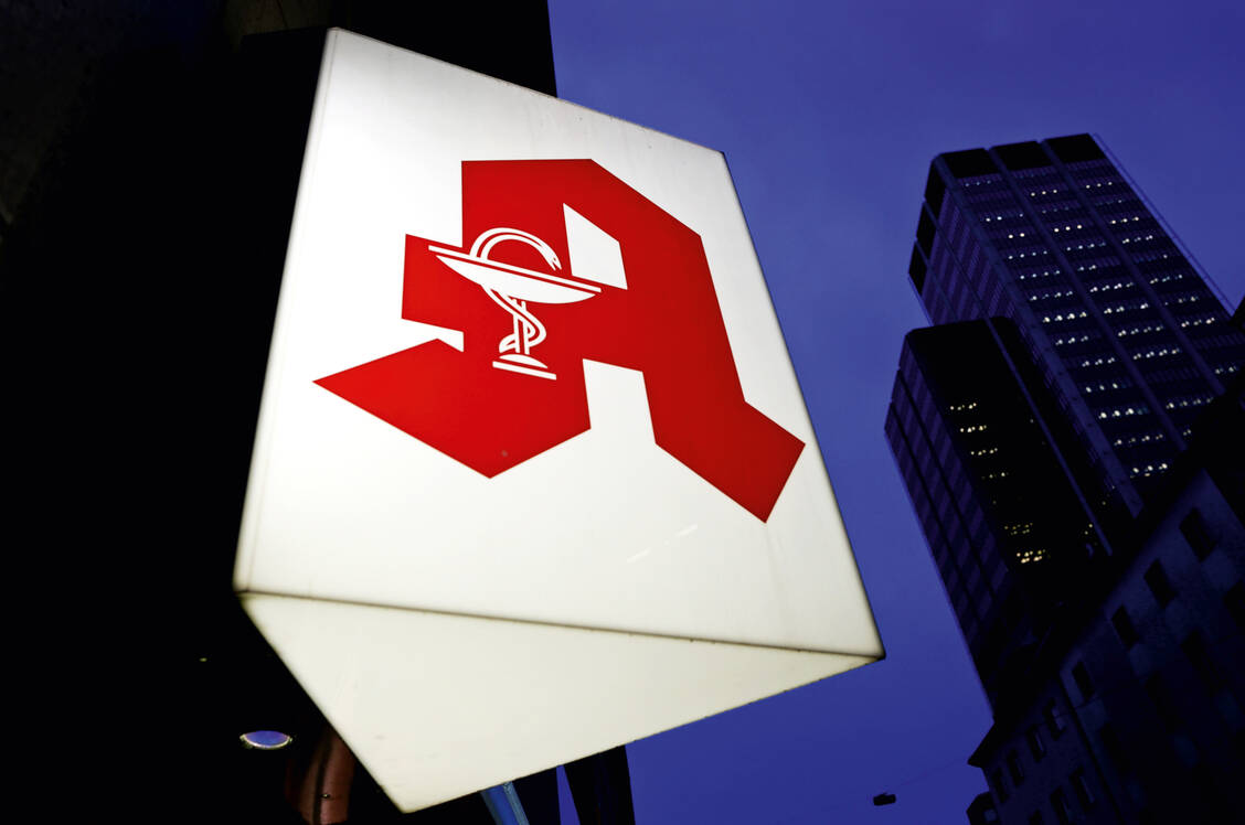 Im Vergleich zu Stadtoffizinen müssen Apotheken in ländlichen Regionen häufiger Notdienste leisten. Die Pauschale hat für sie daher einen besonderen Stellenwert. / Foto: dpa