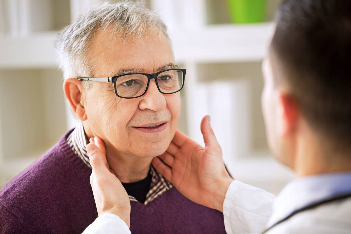 B-Zell-Lymphome verursachen oft erst spät Beschwerden. Ein wichtiges Symptom sind geschwollene Lymphknoten. / © Adobe Stock/didesign
