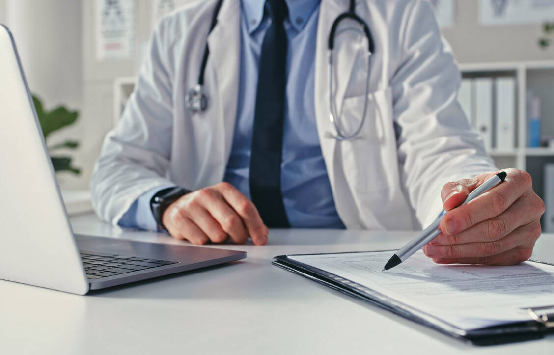 Bei der Verordnung von Methotrexat im bundeseinheitlichen Medikationsplan sollen Ärztinnen und Ärzte die Dosierungsangaben bis auf Weiteres stets manuell kontrollieren und den Patienten explizit über die korrekte Anwendung aufklären. / © Getty Images/People Images/Kobus Louw