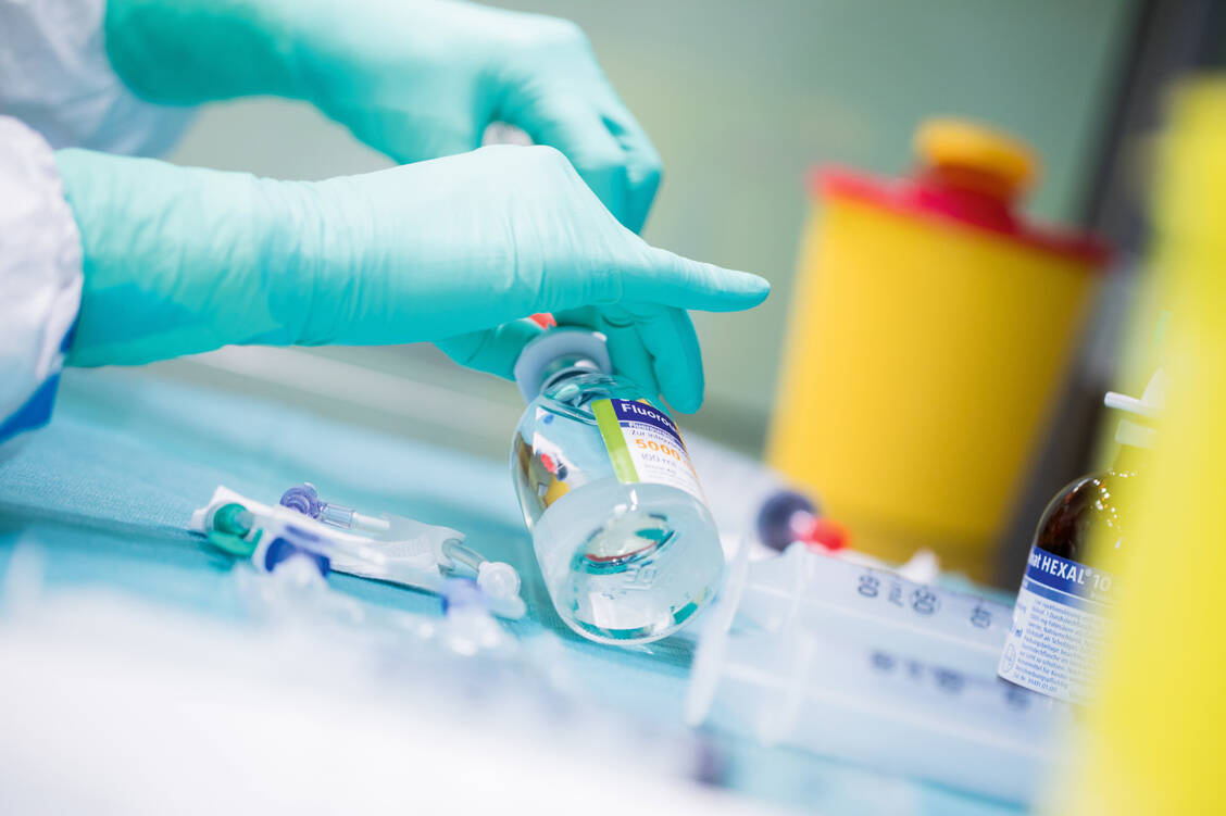 Die Preisbildung für parenterale Zubereitungen ist in der Hilfstaxe geregelt. Ab 1. März gelten neue Abschläge für Wirkstoffe und Fertigarzneimittel, die für die Herstellung zum Einsatz kommen. Und auch sonst gibt es einige Änderungen für Apotheker. / Foto: dpa