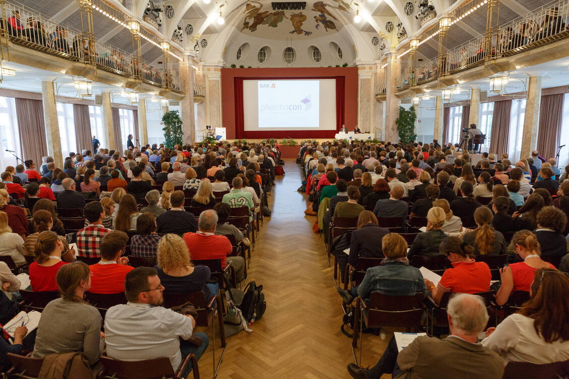 Bald ist es wieder so weit: Vom 25. bis 30. Mai 2025 findet im Meraner Kurhaus der Fortbildungskongress Pharmacon statt. / © Avoxa