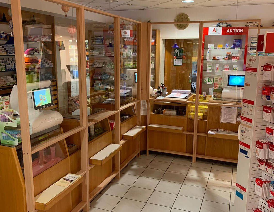 Hirsch-Apotheke in Haibach im Landkreis Aschaffenburg: Der Spuckschutz schützt sowohl Kunden als auch Apotheken-Mitarbeiter. / Foto: privat
