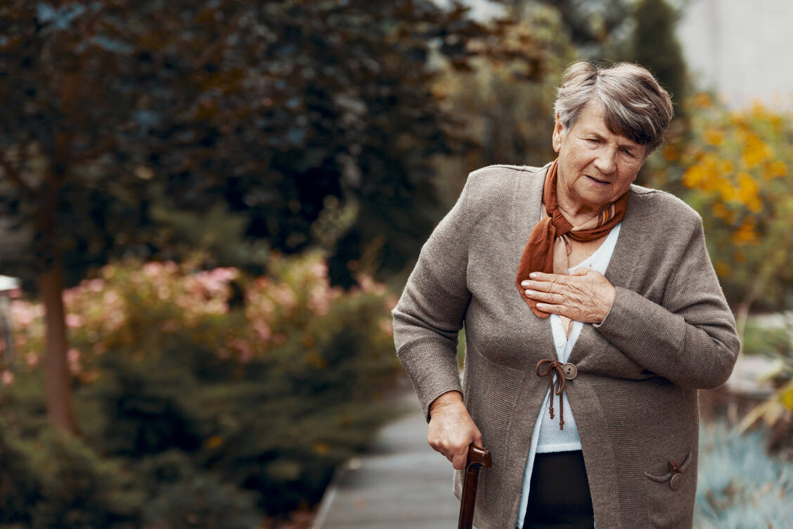 Patienten mit Herzinsuffizienz leiden oft schon bei geringer körperlicher Belastung unter Atemnot. / Foto: Adobe Stock/Photographee.eu