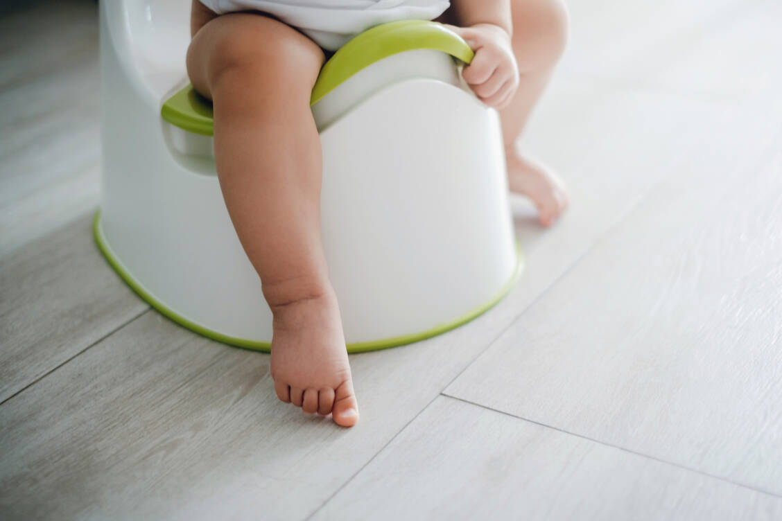 In NRW hatten Experten rückwirkend alte Urinproben von Kindergartenkindern untersucht. Dabei stieg der Anteil der mit einem bereits länger verbotenen Weichmacher belasteten Proben von 26 Prozent (2017/18) auf 61 Prozent (2020/21). / Foto: Getty Images/d3sign