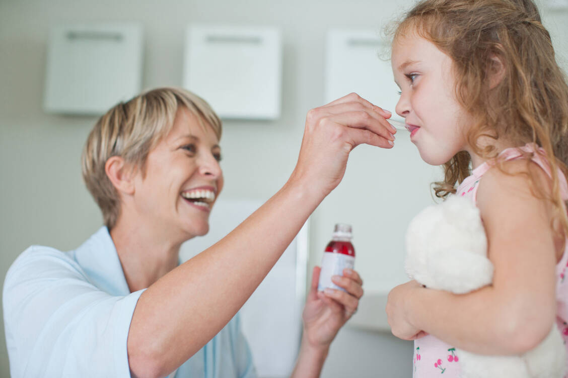 Auf Augenhöhe:  Wenn das Kind in einem begrenzten Rahmen mitentscheiden darf, wie und wann es sein Medikament nimmt, macht es meist besser mit. / © Getty Images/Sam Edwards