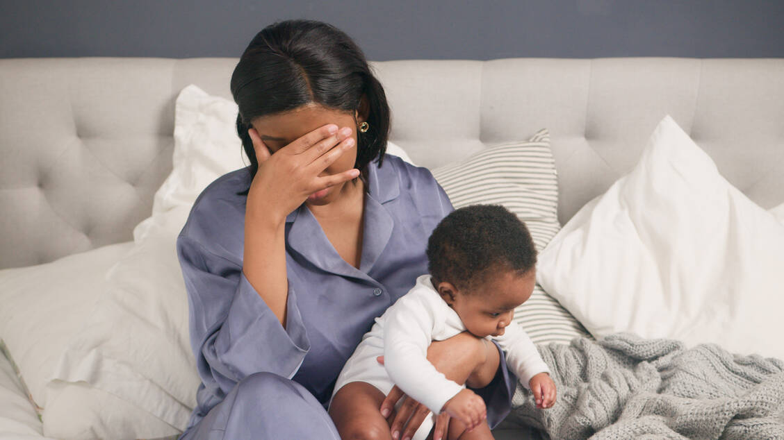 Eine postpartale Depression kann über einen längeren Zeitraum anhalten und abgesehen vom Leidensdruck der Mutter auch die Mutter-Kind-Bindung negativ beeinflussen. / © Adobe Stock/Meeko Media