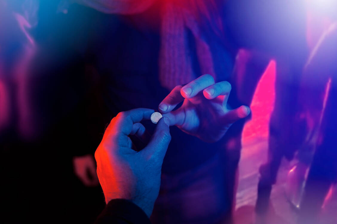 Idole aus der Rap-Szene haben dazu beigetragen, dass Jugendliche vermehrt Sedativa und Opioide ausprobieren wollen. Über die Risiken des Missbrauchs herrscht häufig große Unwissenheit. / Foto: Getty Images/serpeblu