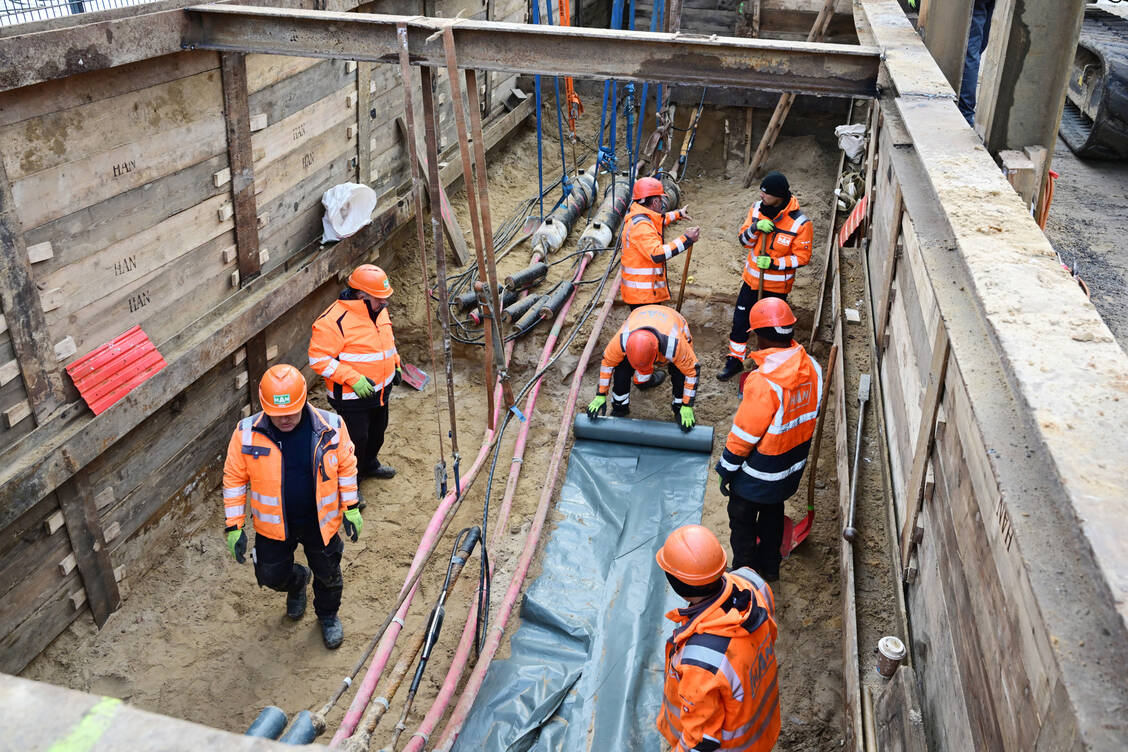 Ein Brand an einer Kabelbrücke löste am 3. Januar einen großflächigen Stromausfall im Südwesten Berlins aus. Mit einem provisorischen Neuanschluss sollen die betroffenen etwa 50.000 Haushalte wieder ans Netz gebracht werden. / © Maurizio Gambarini