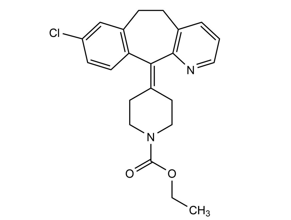 Strukturformel Loratadin – bei Desloratadin fehlt der Carbonsäureethylester-Rest am Stickstoff-Atom des Piperidin-Rings. / © Wurglics