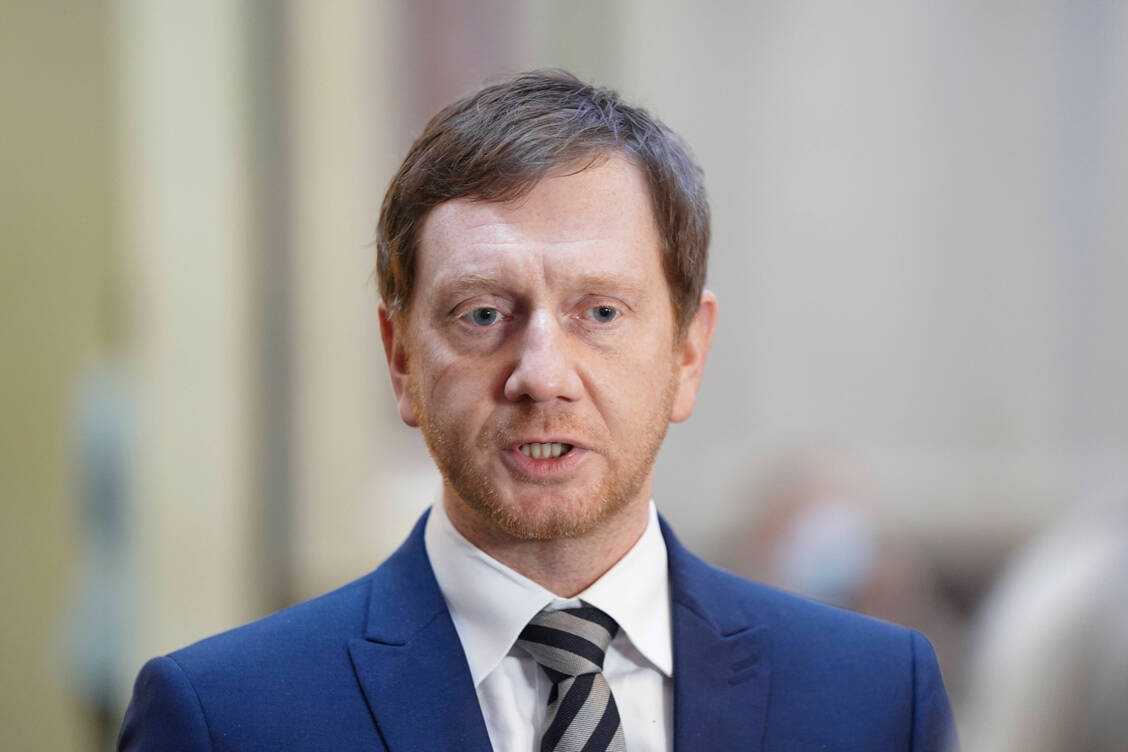 Sachsens Ministerpräsident Michael Kretschmer wird sich heute apothekenpolitischen Fragen stellen. / Foto: imago images/Political-Moments