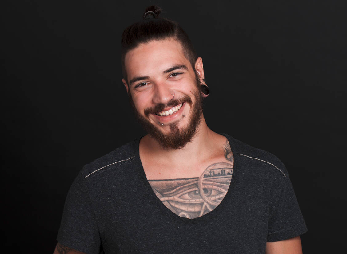Piercings und Tattoos sind längst kein Phänomen gesellschaftlicher Ausnahmekulturen mehr. / Foto: Adobe Stock/absolutimages